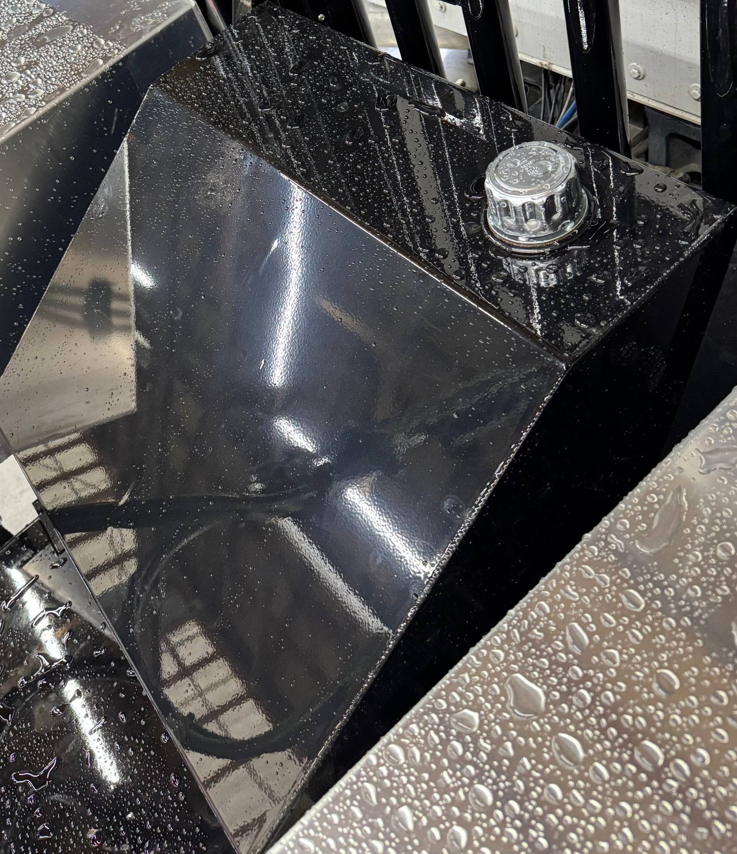 Hydraulic tank